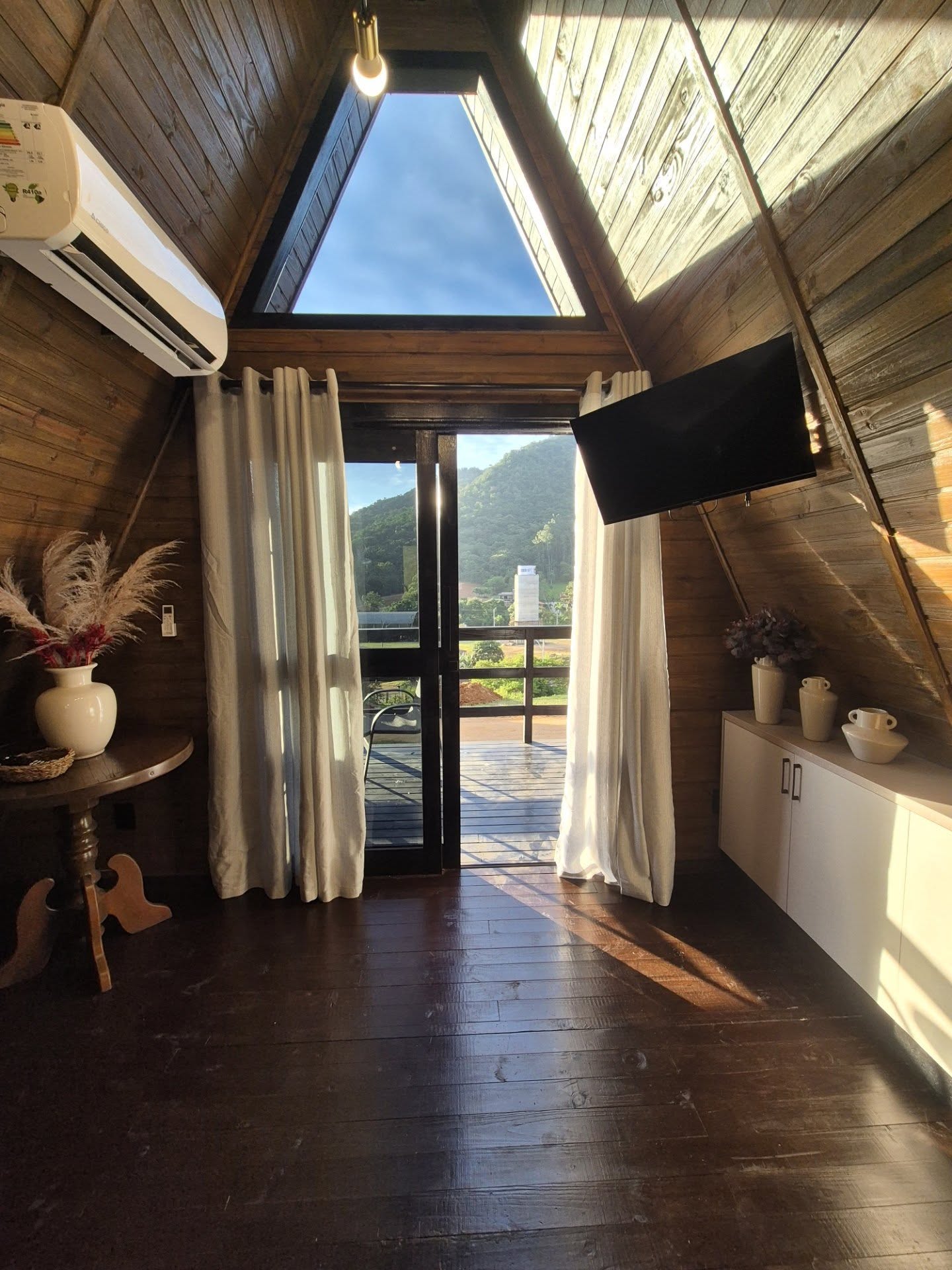 Interior em madeira com vista para as montanhas