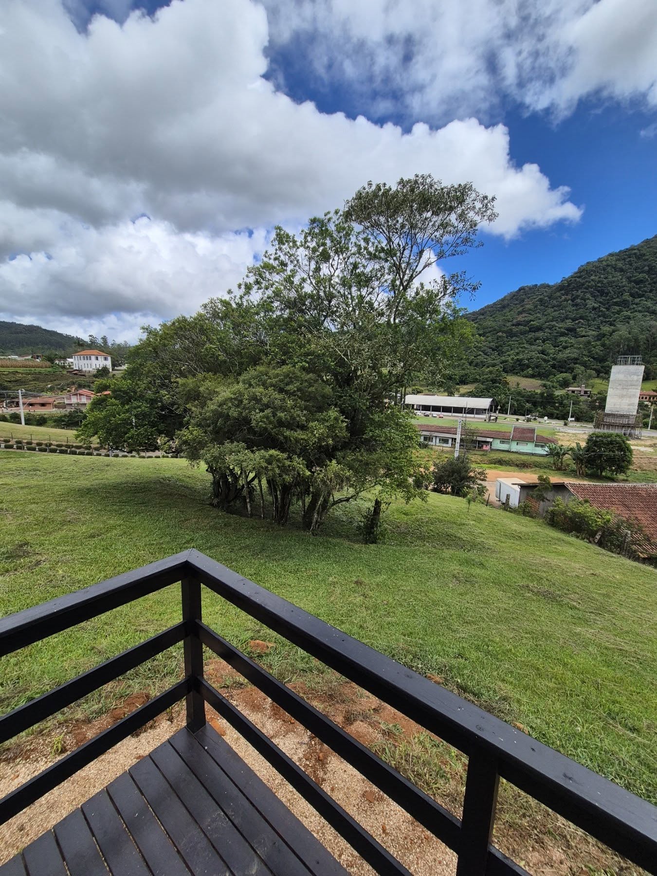 Vista para as montanhas a partir da varanda do chalé